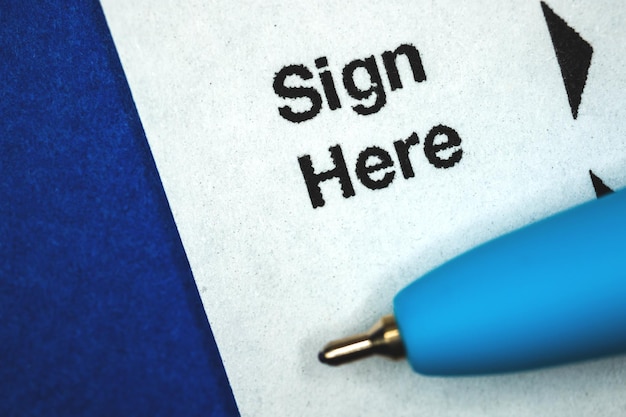 Assine aqui, conceito de negócio de contrato de assinatura com documentos e caneta, foto de fundo azul
