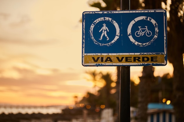 Foto assine na praia com a inscrição via verde. praia no popular resort de marbella na espanha.