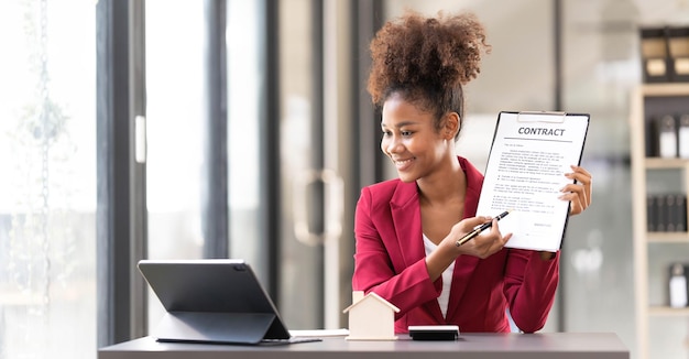 Assinou a casa comprar um contrato com os agentes de vendas de casas comprar ou vender o conceito de casa feliz em marketing assinatura de contrato de casa