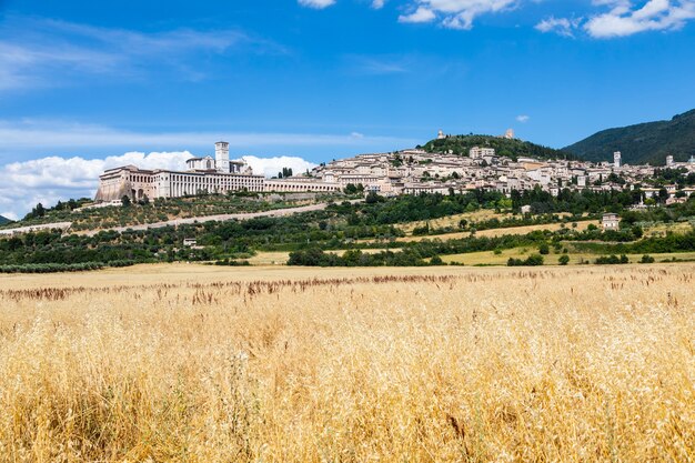 Assisi-Dorf in der Region Umbrien, Italien. Die Stadt ist berühmt für die wichtigste italienische Basilika, die dem Heiligen Franziskus gewidmet ist - San Francesco.