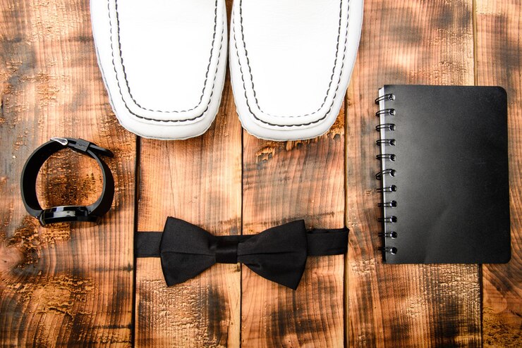 Foto assista gravata borboleta e bloco de notas moda e estilo roupa masculina acessórios de moda loja de acessórios sapatos de couro elegantes em fundo de madeira noivo pronto para casamento moda masculina e acessórios