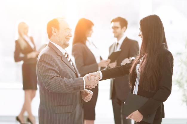 Assistent trifft einen Geschäftsmann mit Handschlag, Treffen und Partnerschaft