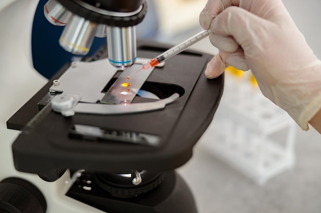 Foto assistente de laboratório está conduzindo pesquisas na clínica