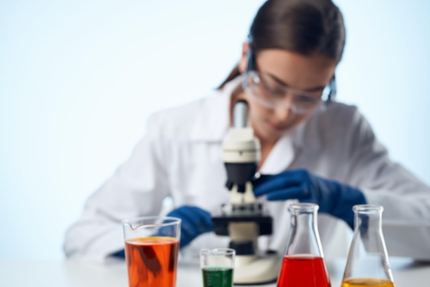 Assistente de laboratório feminina de pesquisa química microbiologia Foto de alta qualidade