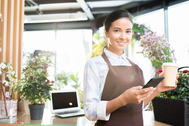 Assistente de loja usando smartphone