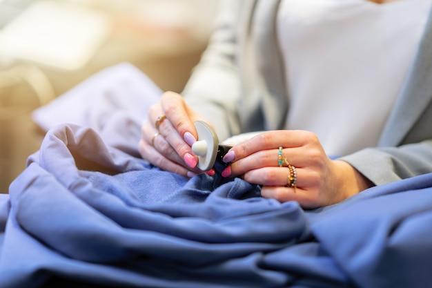 Assistente de vendas em loja de roupas