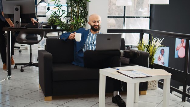 Foto assistente executivo de pesquisa de dados