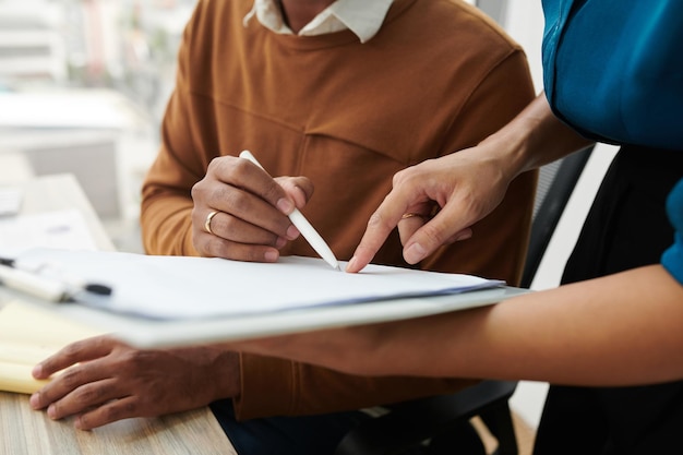 Assistente pedindo para assinar o contrato