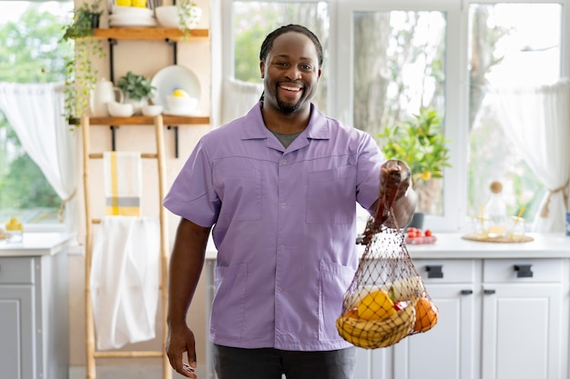 Foto assistente social segurando algumas frutas e vegetais