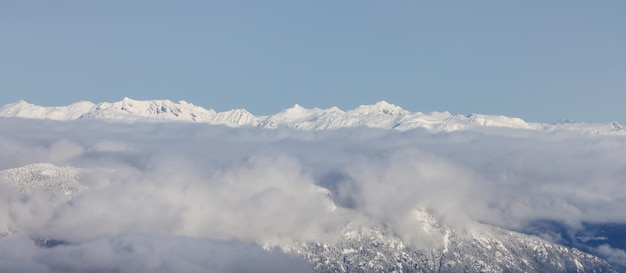 Assobiador de fundo de paisagem natural canadense coberto de neve e nuvens