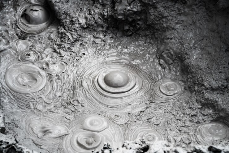 Foto associação quente de borbulhagem da lama no país das maravilhas térmico de wai-o-tapu, rotorua, ilha norte de nova zelândia.