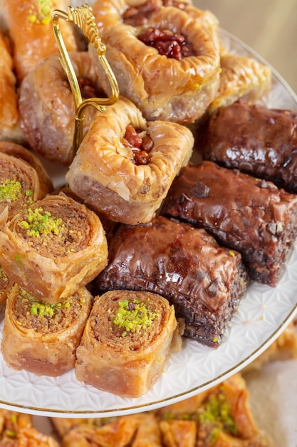 Assorted Baklava-A Turkish Sweet auf einem dekorativen Teller angeordnet. Nahöstliche Nahrungsmittelphotographie.