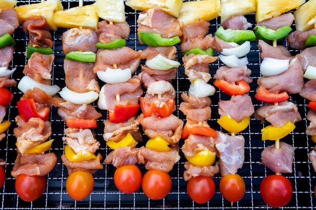 Assorted delicioso churrasco com carne e legumes no fogão