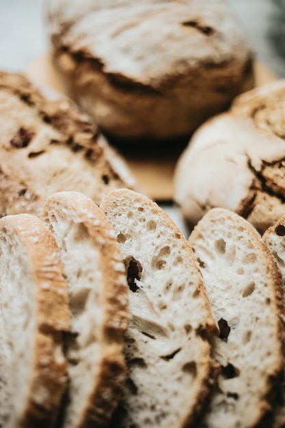 Assorted hausgemachtes Brot auf weißem, sauberem Holzhintergrund Frisches leckeres Brot Bäckerei rustikale knusprige Brote und Brötchen Hausgemachte Naturbrote Verschiedene Arten von frischem Brot als Hintergrund