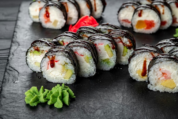 Assorted Sushi Nigiri und Maki Big Set auf Schiefer Eine Auswahl japanischer Sushi mit Thunfisch, Krabben, Lachs, Aal und Rollen