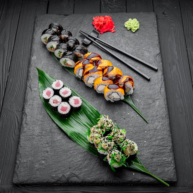 Assorted Sushi Nigiri und Maki Big Set auf Schiefer Eine Auswahl japanischer Sushi mit Thunfisch, Krabben, Lachs, Aal und Rollen