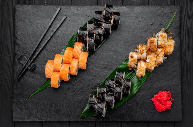 Assorted Sushi Nigiri und Maki Big Set auf Schiefer Eine Auswahl japanischer Sushi mit Thunfisch, Krabben, Lachs, Aal und Rollen