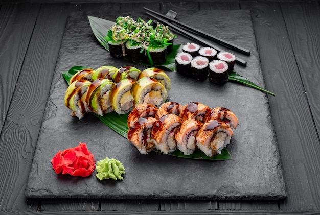 Assorted Sushi Nigiri und Maki Big Set auf Schiefer Eine Auswahl japanischer Sushi mit Thunfisch, Krabben, Lachs, Aal und Rollen