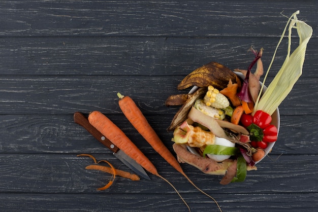 Assortimento de compost feito de alimentos podres com espaço para cópias