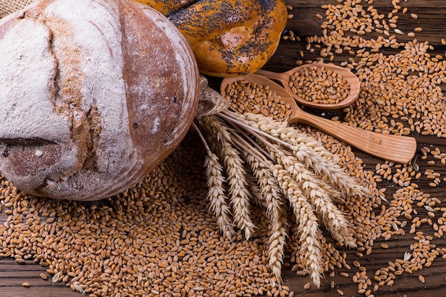 Foto assortment of baked bread on wooden table background