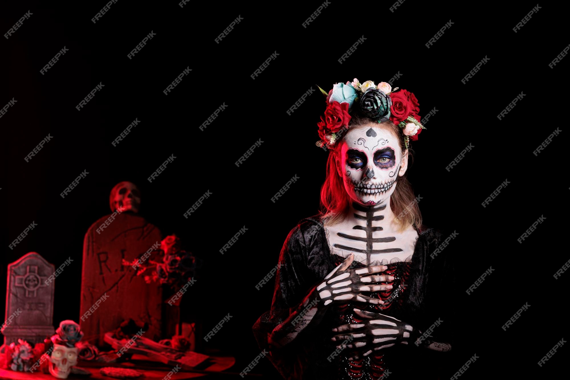 Assustadora dama da morte com maquiagem de festival e fantasia de halloween  para celebrar o feriado mexicano de dios de los muertos. mulher assustadora  como santa muerte com coroa de flores, dia