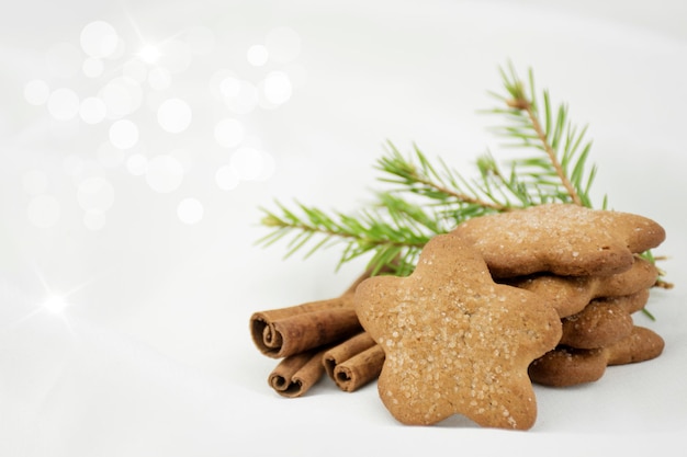 Asterisco de galletas de jengibre con canela de azúcar sobre un fondo blanco borroso Regalo de Navidad