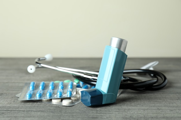 Asthmabehandlungszubehör auf grauem strukturiertem Tisch