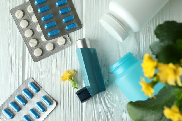 Asthmabehandlungszubehör auf weißem Holztisch