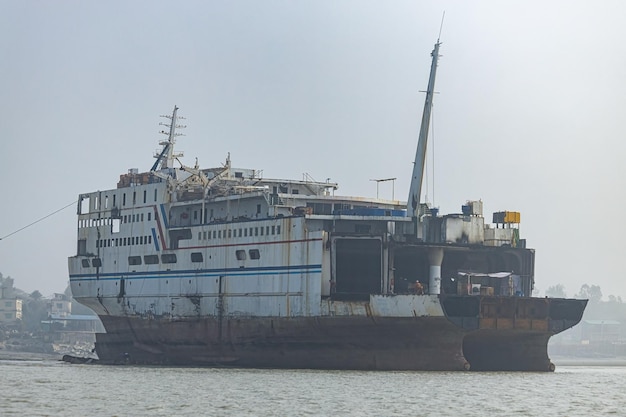 Foto el astillero de desguace de barcos en chittagong, bangladesh