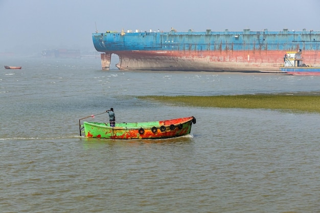 Astillero de desguace de buques en Chittagong, Bangladesh