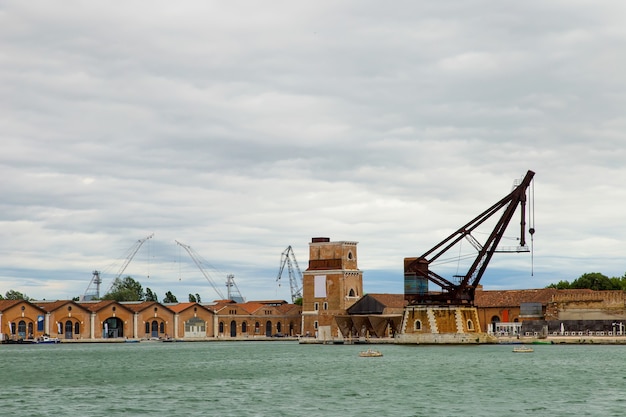 Astilleros industriales (Arsenale di Venezia) en Italia, Venecia. Carga de grúas y muelles.