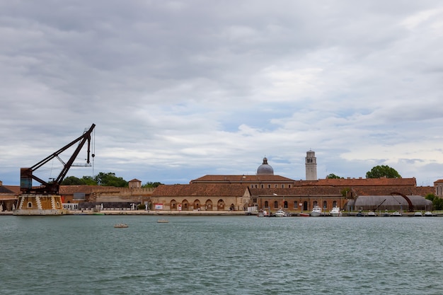 Astilleros industriales (Arsenale di Venezia) en Italia, Venecia. Carga de grúas y muelles.