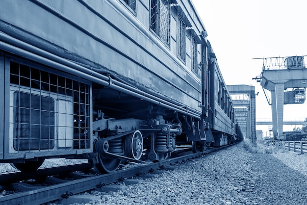 Astilleros, trenes y puentes grúa.