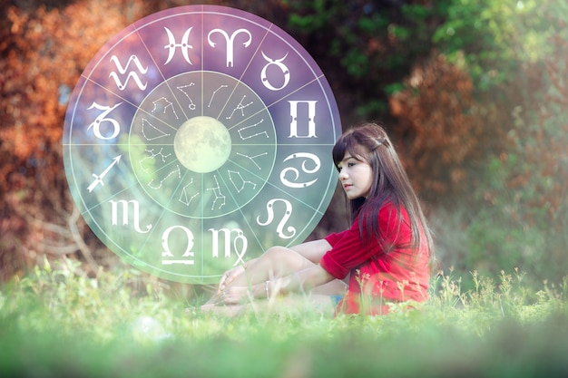 Astrologia no verão com uma linda garota e a roda do Zodíaco.