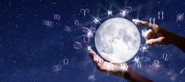 Astrologische Tierkreiszeichen über dem Mond in der Hand. Kenntnis der Sterne am Himmel. Die Kraft des Universumskonzepts.