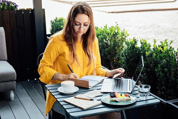 Astrólogo moderno numerólogo mujer trabajando y escribiendo en números de bloc de notas numerología astrología