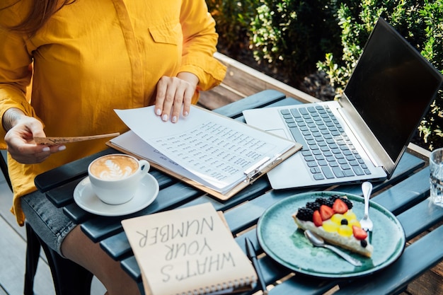 Astrólogo moderno numerólogo mujer trabajando y escribiendo en números de bloc de notas numerología astrología