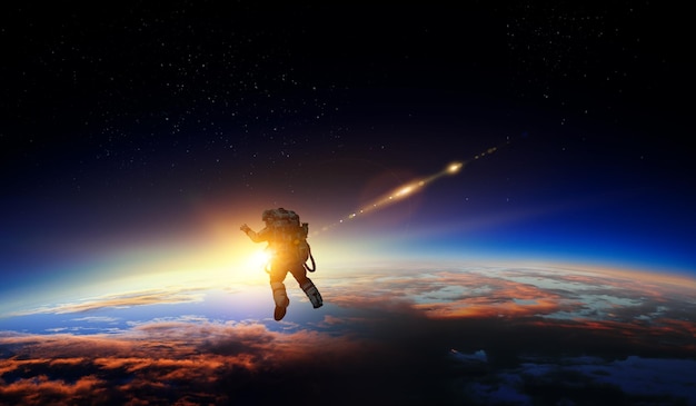 Astronaut beim Weltraumspaziergang auf der Umlaufbahn des Planeten.