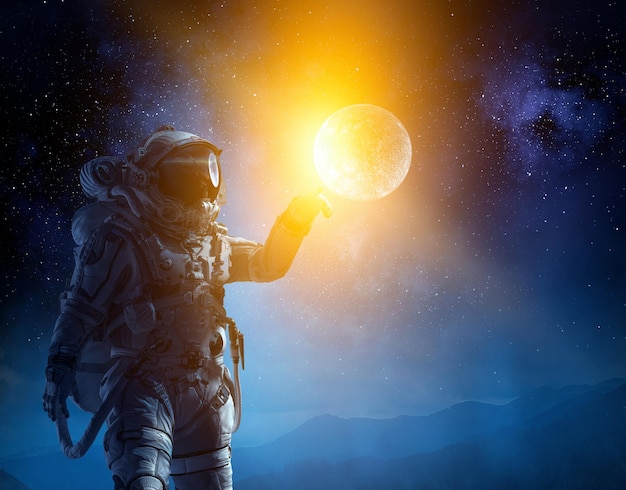 Astronaut beim Weltraumspaziergang. Gemischte Medien