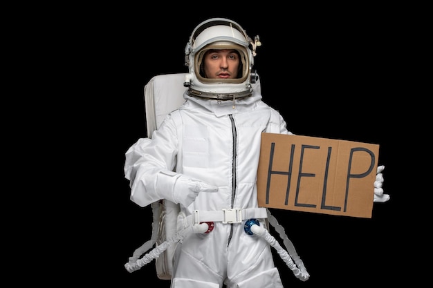 Foto astronaut day spaceman im kosmos-raumanzug-helm mit hilfe-schild auf schrank geschrieben angst