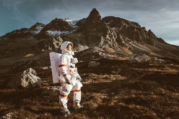 Astronaut erforscht einen neuen Planeten. Auf der Suche nach einem neuen Zuhause für die Menschheit. Konzept über Wissenschaft und Natur