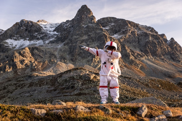 Astronaut erforscht einen neuen Planeten. Auf der Suche nach einem neuen Zuhause für die Menschheit. Konzept über Wissenschaft und Natur