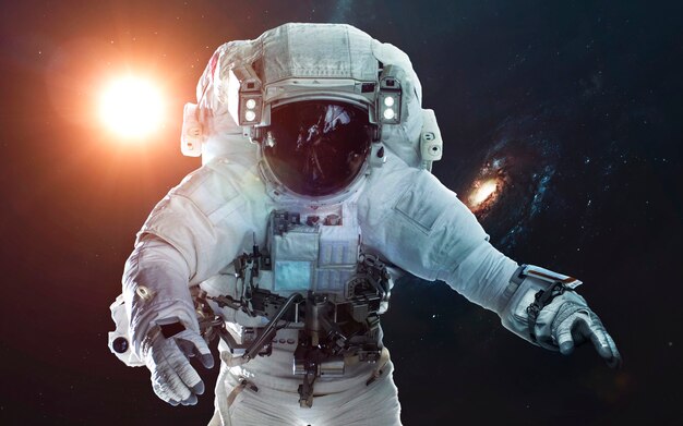 Astronaut im Weltraum. Symbol der Weltraumforschung. Elemente dieses Bildes von der NASA geliefert