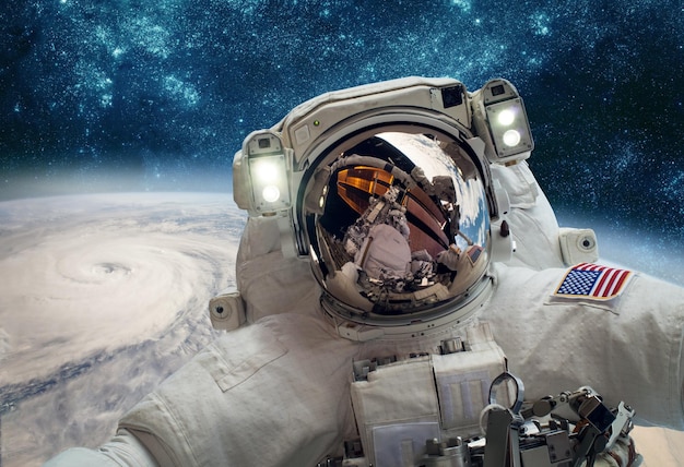 Astronaut im Weltraum vor dem Hintergrund des Planeten Erde. Taifun über dem Planeten Erde. Elemente dieses von der NASA bereitgestellten Bildes.