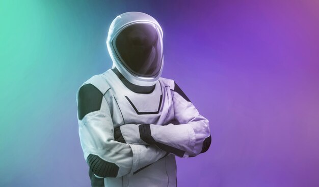 Astronaut in Raumanzug isoliert auf Neon-Gradient-Hintergrund Raumfahrer allein Scifi-Raumtapete