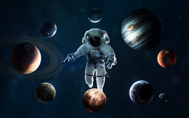 Astronaut mitten im Sonnensystem. Symbol der Weltraumforschung. Elemente dieses Bildes von der NASA geliefert
