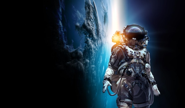 Astronaut zu Fuß auf einem unerforschten Planeten. Gemischte Medien