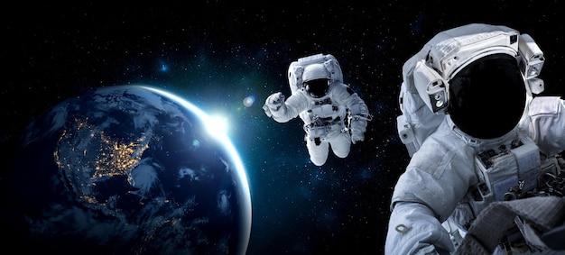 Astronauta astronauta faz caminhada espacial enquanto trabalha para a estação espacial
