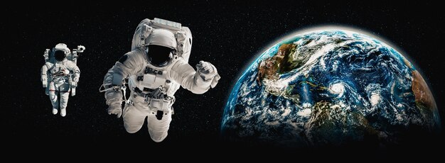 Astronauta astronauta faz caminhada espacial enquanto trabalha para a estação espacial