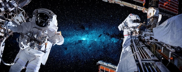 Astronauta astronauta faz caminhada espacial enquanto trabalha para a estação espacial